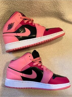 Pinksicle/Coral Chalk Nike Air Jordan Mid 1